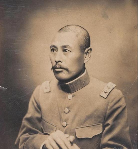 1927年6月，吴佩孚在逃往四川途中，遭遇土匪袭击，秘书长张启煌被打死。吴佩孚抱