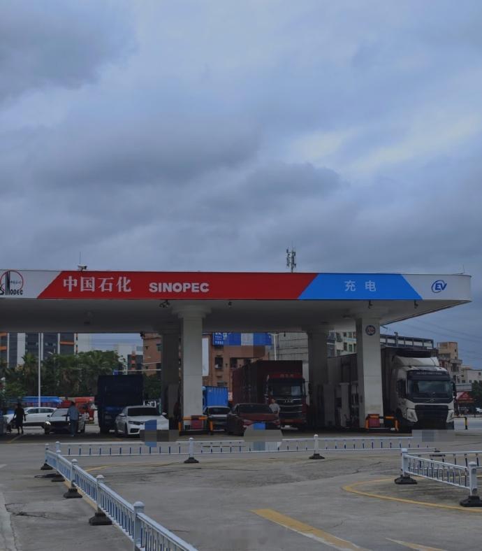 二手燃油车价格大跳水 现在的加油站都可以充电了，在双重的挤压下二手燃油车当然要跳