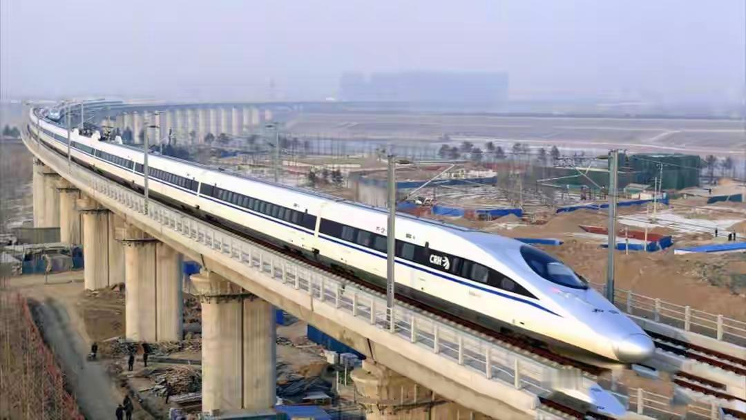高铁为啥非要架在高架上跑？
有人说，平地上建不是更省钱吗？真相看完你就明白了！