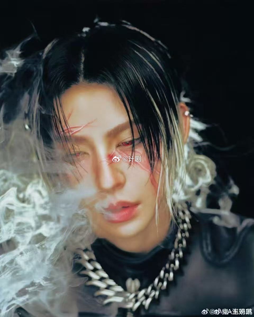 小鬼出道八周年直播 “脏辫一做就是好几个小时”——这话八年前他说过，八年后还在说