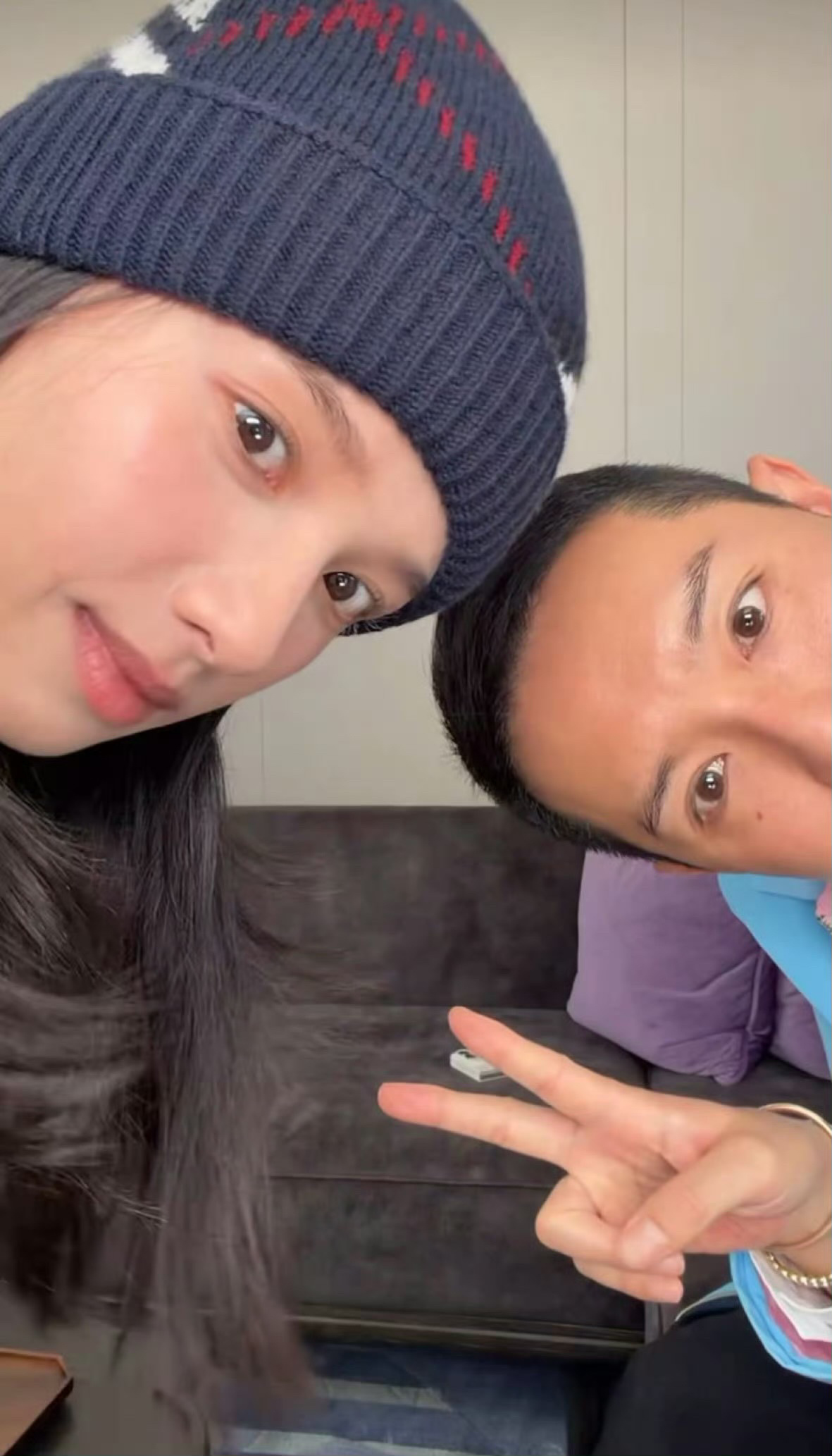 张婧仪vogue无美颜直播怼脸镜头，好近，好素，好美……[爱慕] ​​​