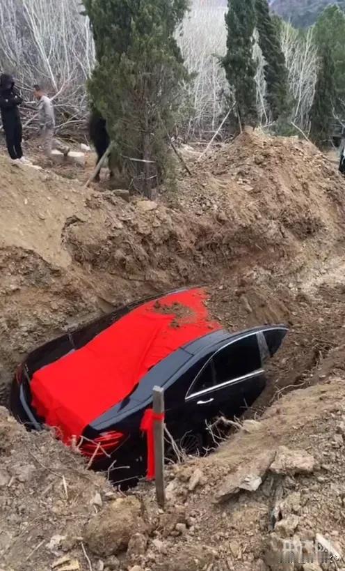 天下之大，无奇不有。4月9日，辽宁辽阳一场将真实的“奔驰S450L”陪葬并埋入墓