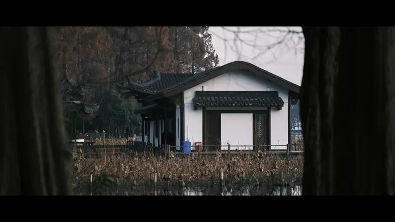 刷到这条西湖老房改造的短视频，初看故事格外动人，实则是刻意编排的流量剧本。
视频