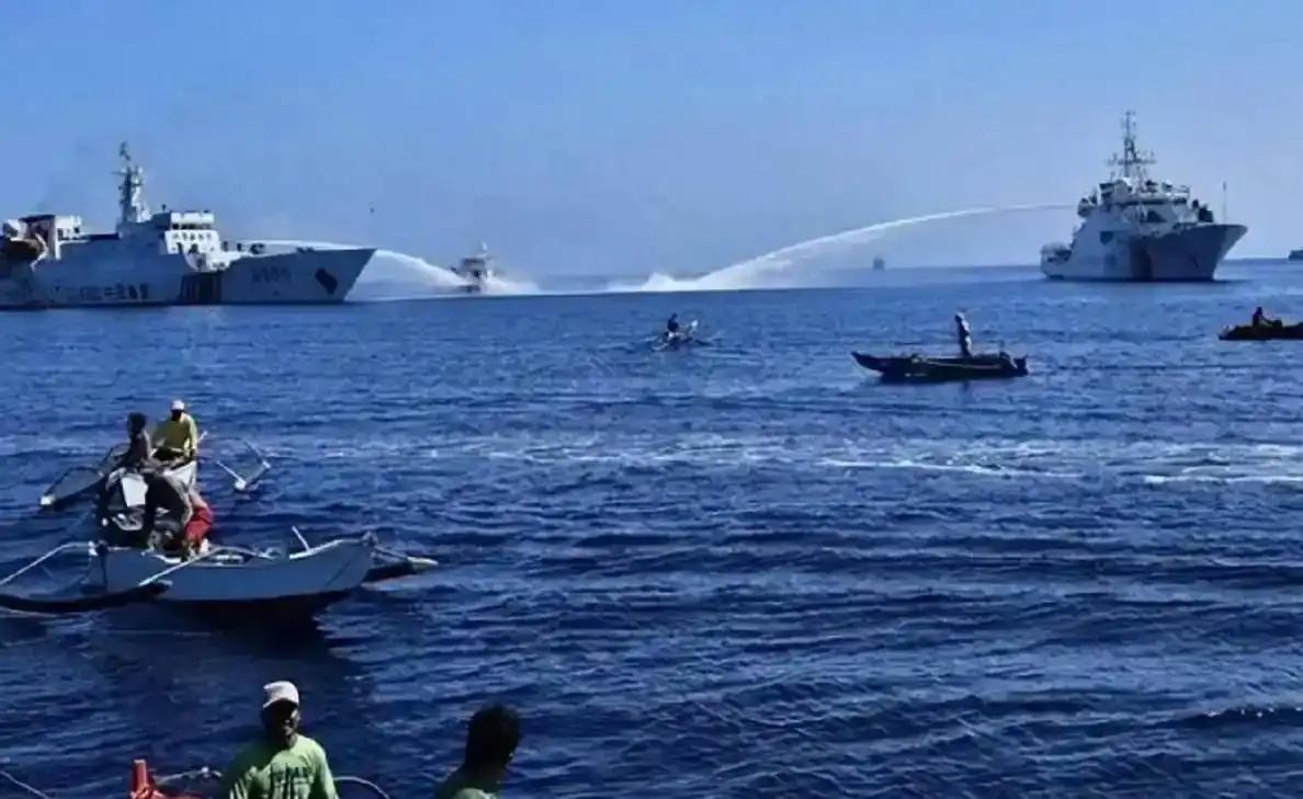 直面黄岩岛海上挑衅，中国海警坚定守护海域主权！
 
7月24日，中国海警局发言人