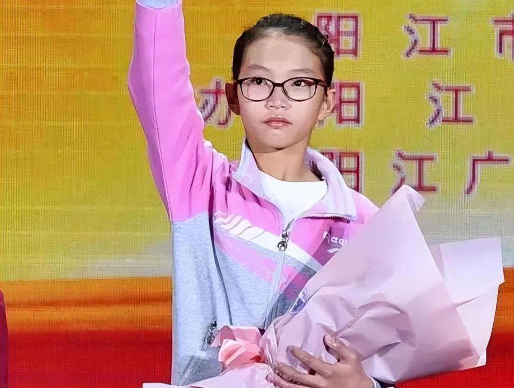 2006年，广东一男子在医院陪护流产的妻子。谁知，他出去抽烟时，发现了一名女弃婴