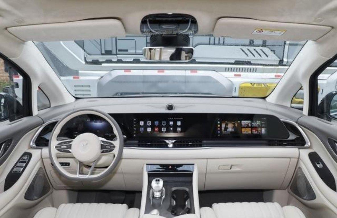 网友拍到乾崑天团集结车圈TOP扎堆北京钻石球场 钻石球场变车场？几十款新车同框比