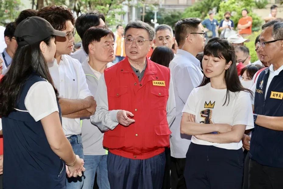 巴威即将到来，台湾也严阵以待，卓荣泰本来应该统筹力量来防灾，但却跑到台北市内湖区