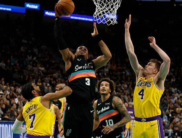 马刺替补锋卫摇摆人凯尔登约翰逊今天把湖人打爆了，没人能对得上他的身材和吨位，13