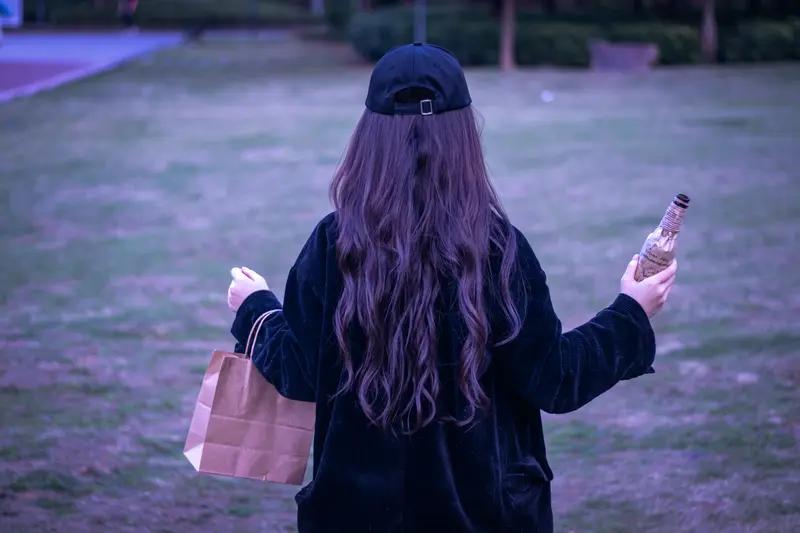 北京拆迁户谈婚论嫁，女方开口要房加名，老太太一句话撕破脸。
发小家是正宗的北京土