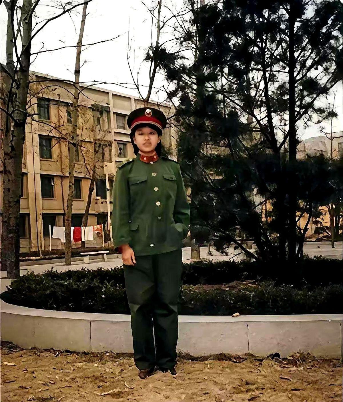 谁敢信？韩红自曝年轻时是“校花”！

一开始网友还当玩笑，直到她18岁军装照甩出