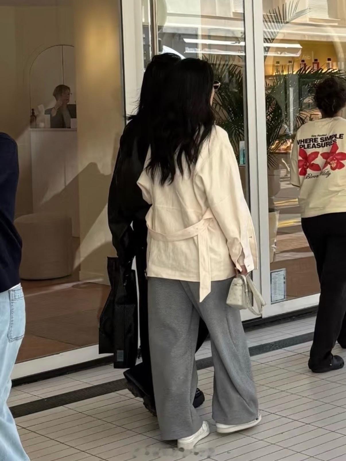 俩人在异国他乡手挽手逛街啦戛纳偶遇周也谢可寅戛纳偶遇周也谢可寅逛街