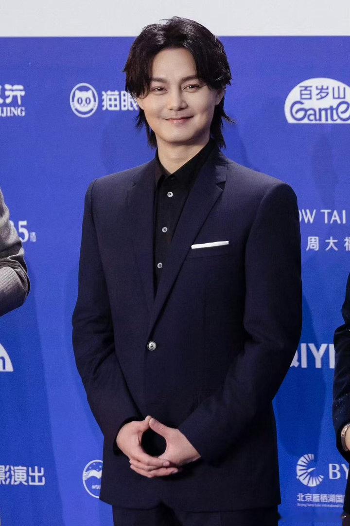 黄晓明尹正创业谁当老板老友搭档合伙创业并肩前行，一边经营公司磨合配合，一边深耕行