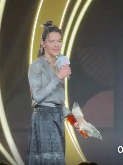 近日的搜狐时尚盛典，向佐获得“年度热度艺人”，这他在盛典舞台上穿一条马面裙上台了