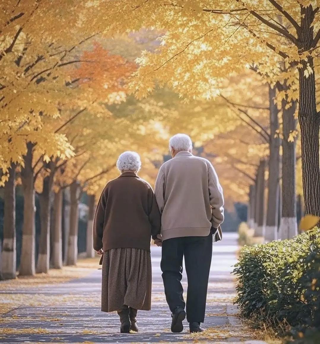 人到老年什么才是最大的幸福？
我认为，人到老年，最大的幸福往往是心灵的满足与家庭