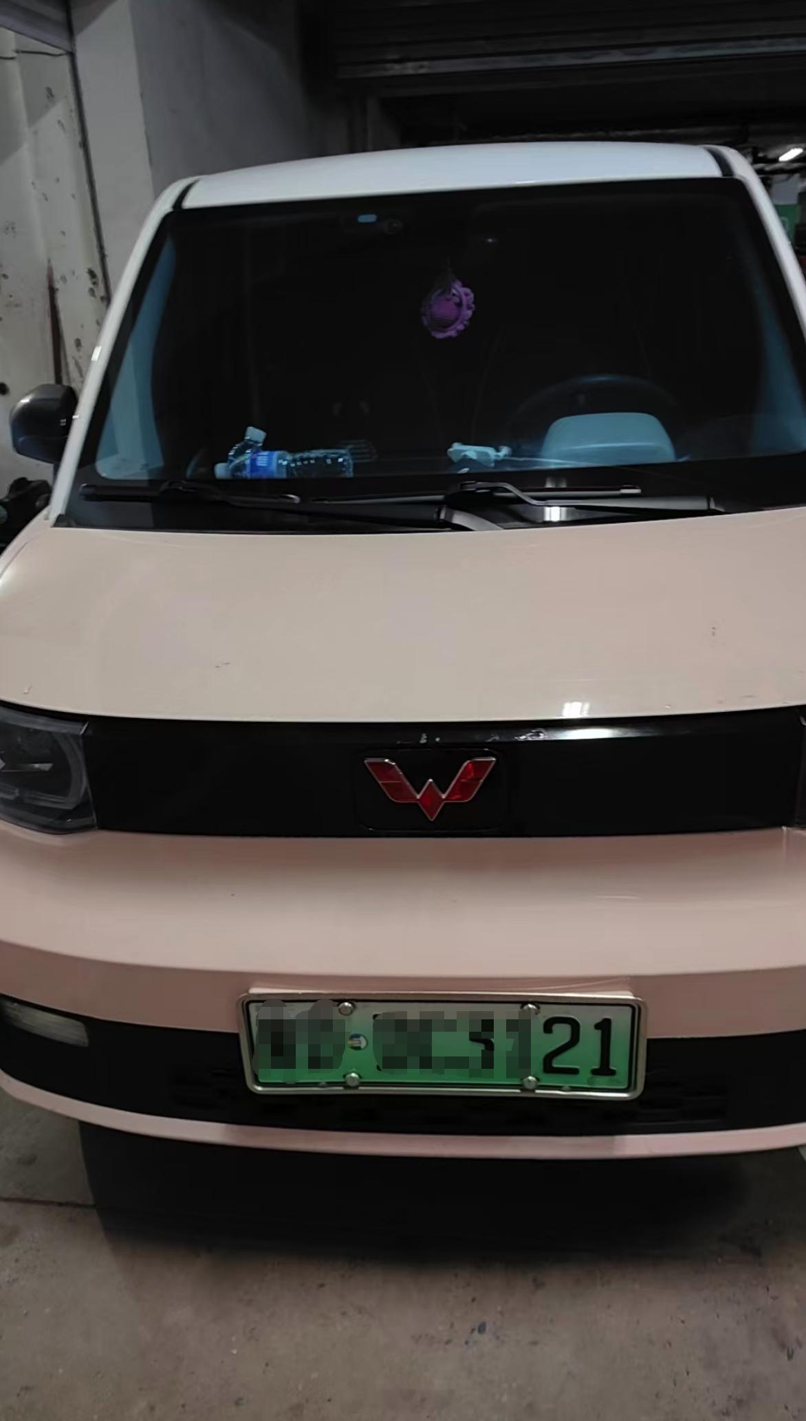 不知道为啥这么多没素质的司机，把车停在别人车库门口，还挡住了半个路他倒是方便了，