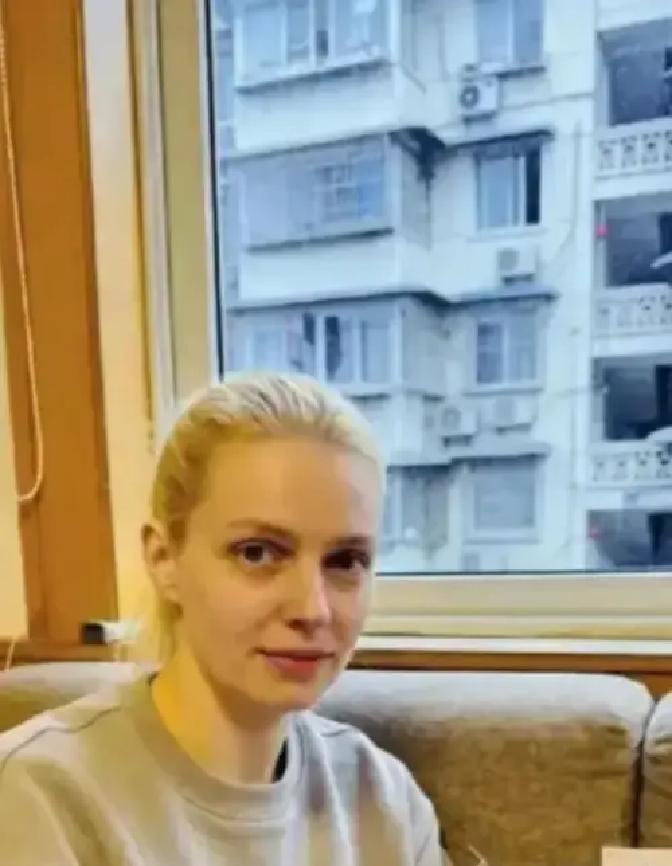 卡佳远嫁成都又净身出户的故事刷爆我朋友圈。
35岁俄罗斯姑娘，离婚时行李一拎就走