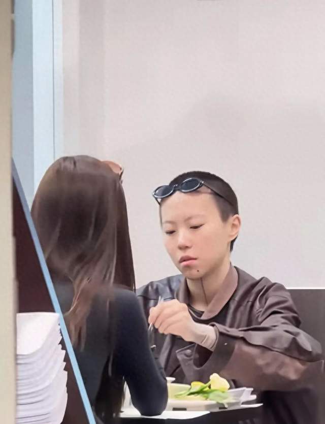 窦靖童宋妍霏环球影城同游被偶遇，不躲镜头的松弛感再上热搜
