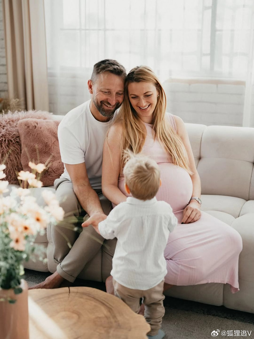 双满贯得主、前世界第二科维托娃生下二胎，是一对双凤胎。现在一家五口儿女三全了。 