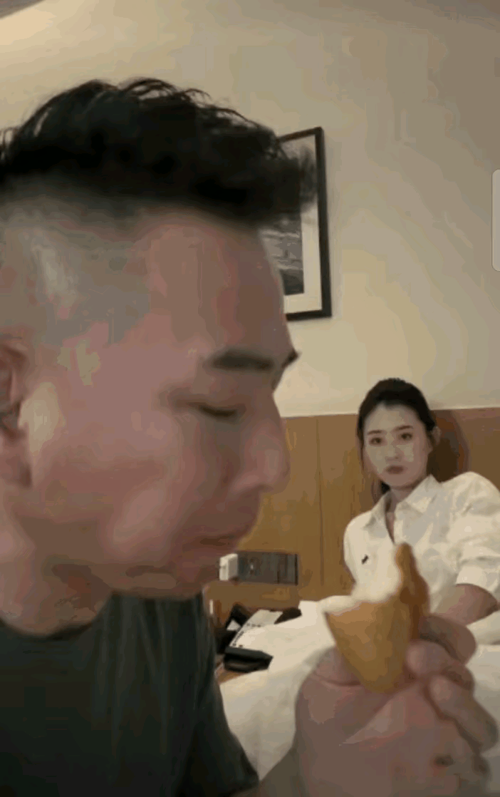 老婆今天怪怪的，老是用脚踢我，咱也不知道为啥。