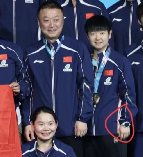 孙颖莎赛后合影，特意把手腕上的OPPO手表露出来。
一个刚打完决赛、满身是汗的运