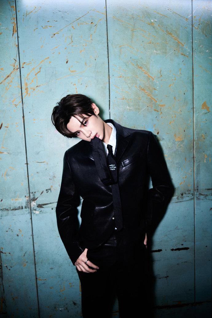 黄明昊今晚的金鸡奖红毯造型真的太绝了，少年穿黑西装的模样真的好特别，看着他真的有