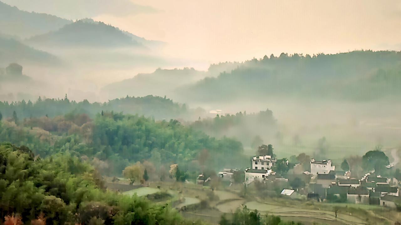 中国山村，古朴而宁静，青砖黛瓦间，流露出岁月的痕迹。山间鸟鸣，清泉潺潺，犹如世外