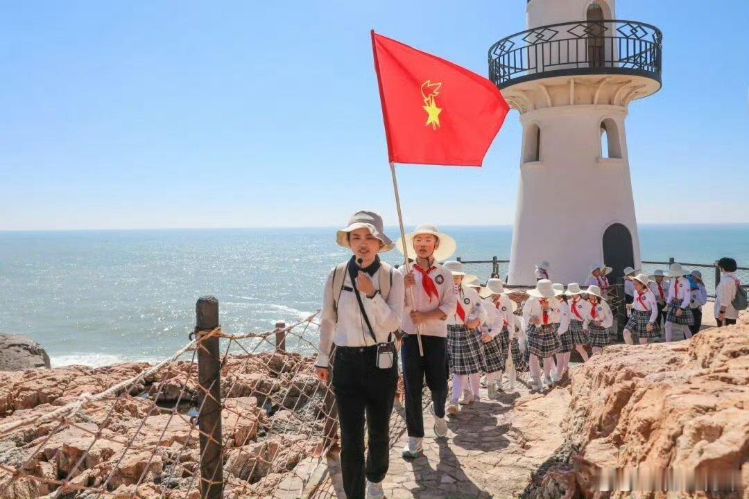 【喜报！台州青年释放活力书写青春答卷 】在大陈岛垦荒精神展示区，研学少年驻足凝视