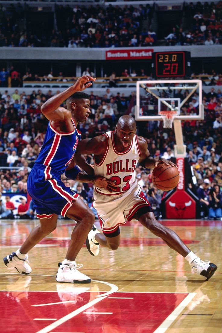 吐着舌头的乔丹进攻。 