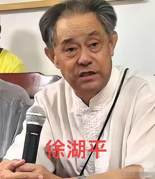 看到徐湖平把自己锁在修复室这件事，第一反应都觉得这是在保护文物
咱们换个角度来看