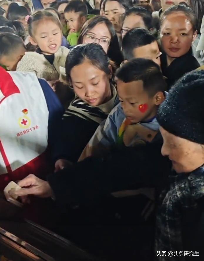 榕江人这次做的，真没话说。
香港大埔宏福苑着火才过一天，
贵州榕江那群平时自己日