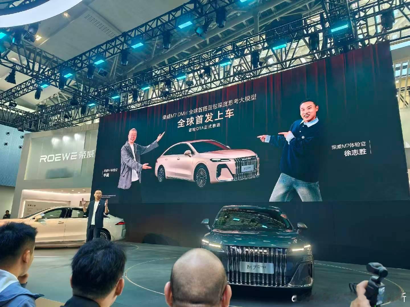 荣威M7 DMH首发豆包深度思考大模型，请了李诞和徐志胜代言。10万级智能座舱，