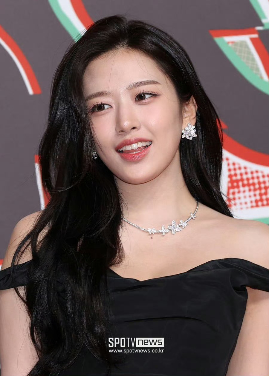 只有安宥真穿了黑裙 人家当mc穿黑裙子不是很正常的事情吗 美女无妄之灾... 