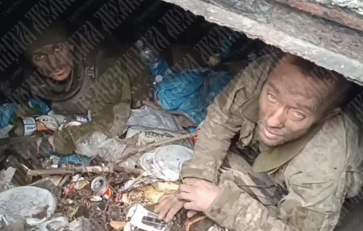 俄乌战争，俄军先后有数千人被俘，这次终于有人杀出战俘营了！2名俄军俘虏，杀死乌克