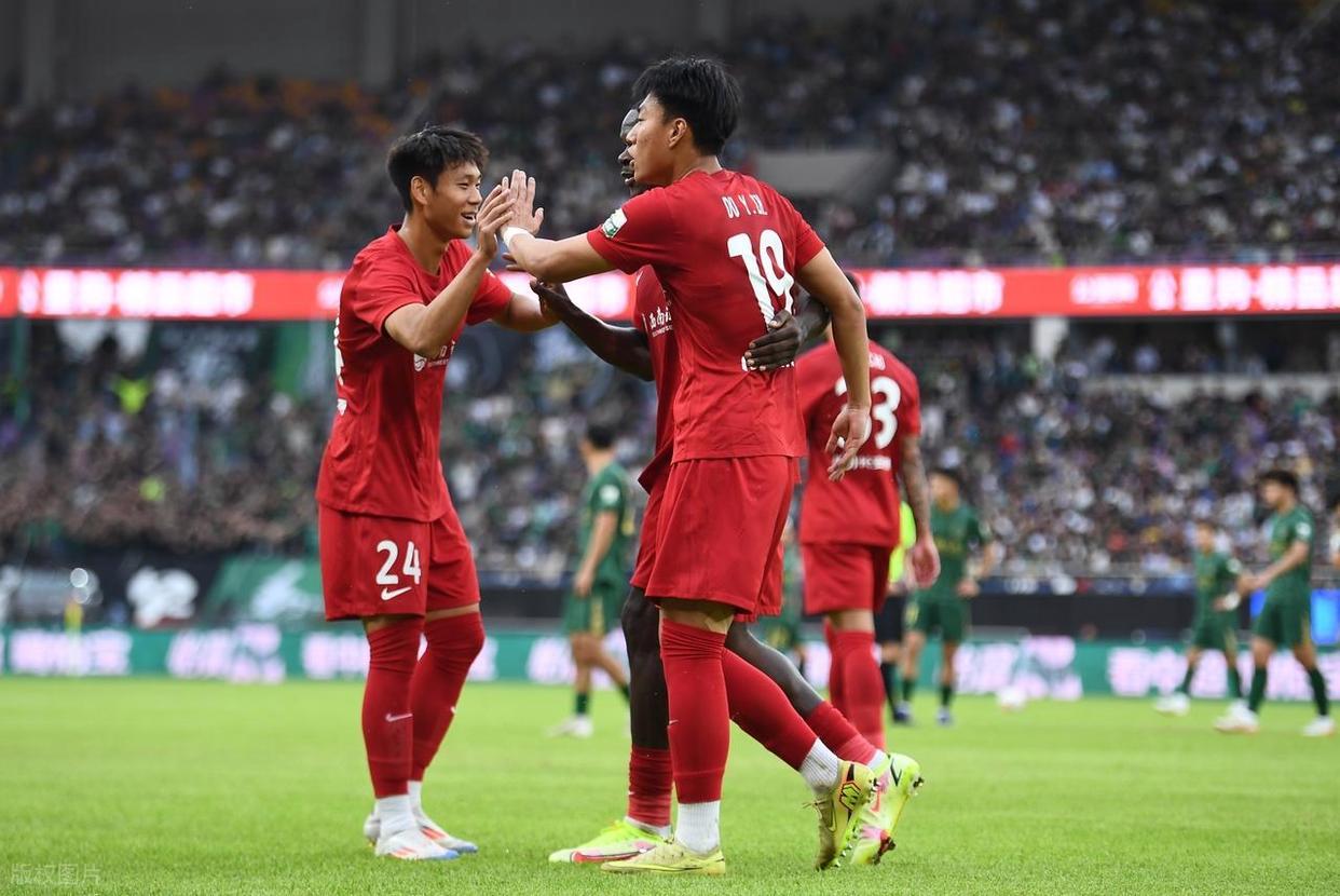 1、主场优势，重庆铜梁龙主场成绩非常好，2胜1平。
2、重庆铜梁龙防守做的很好，