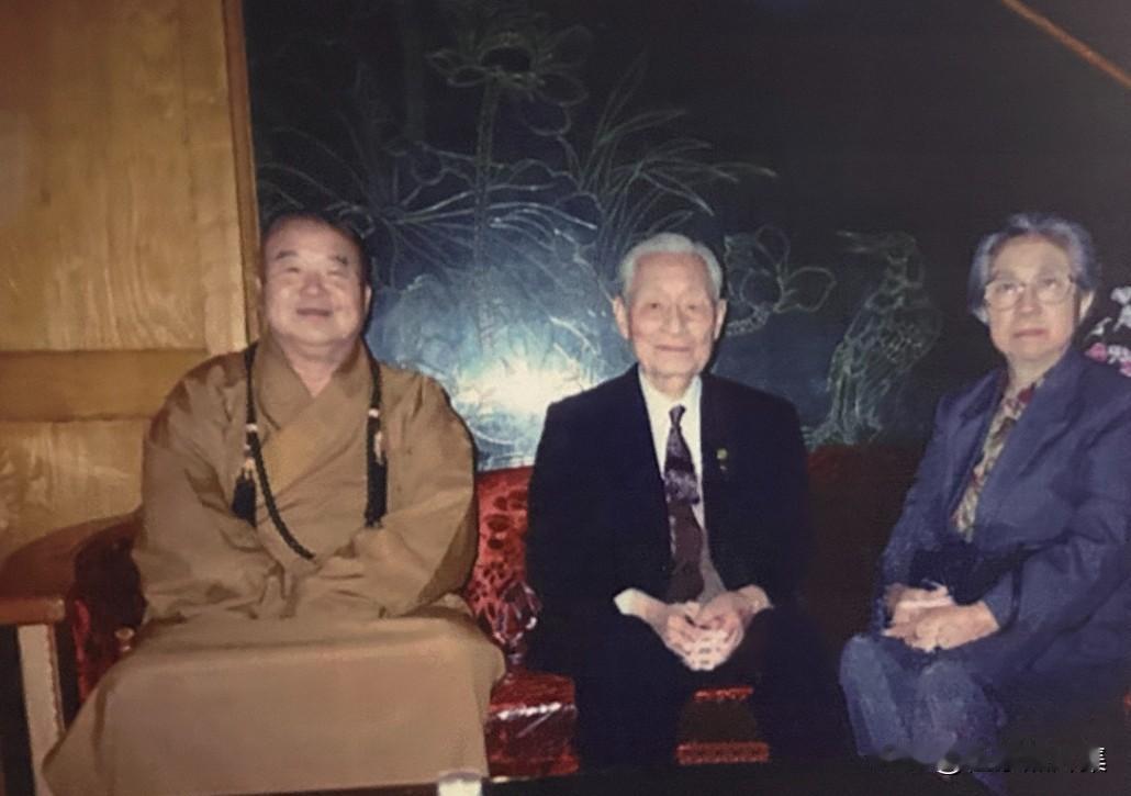 赵朴初与台湾星云法师在一起的合影。1980年代中后期，两岸关系逐步缓和，宗教交流