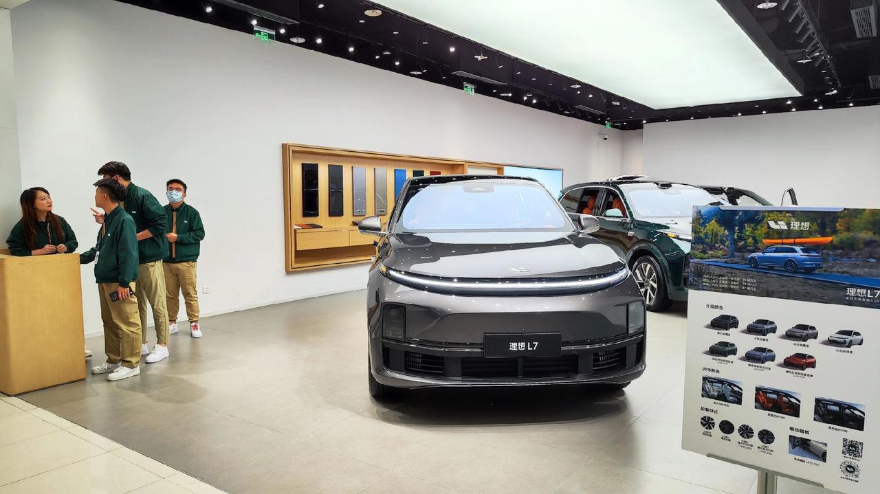 理想L7买车半年，平均月亏不止一万？周末逛商场，再次去到理想汽车直营商超店问了问