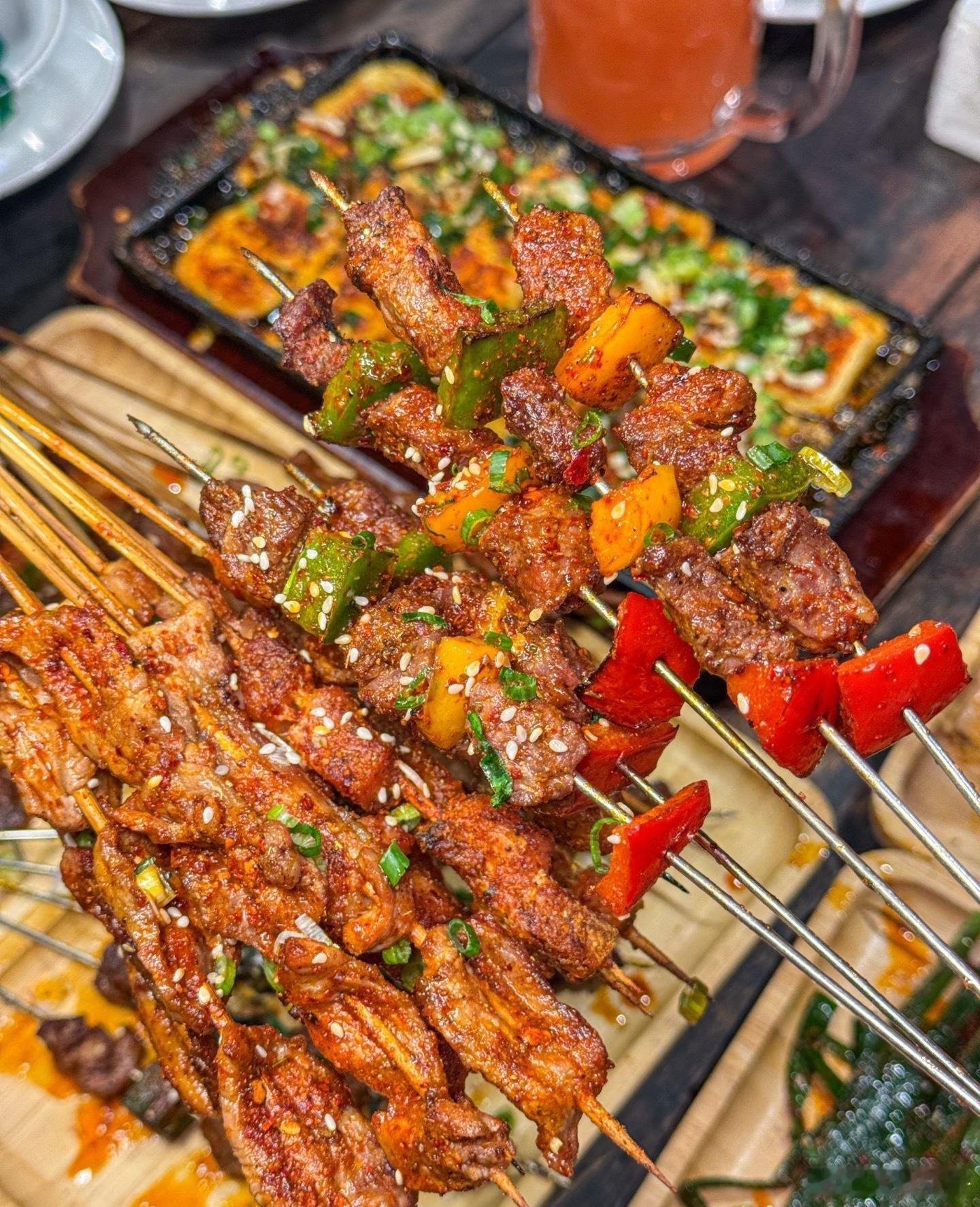 去东北吃烧烤呀？那必须来锦州么？你别说锦州这个口音听起来虽然尾声上扬，却不是质疑