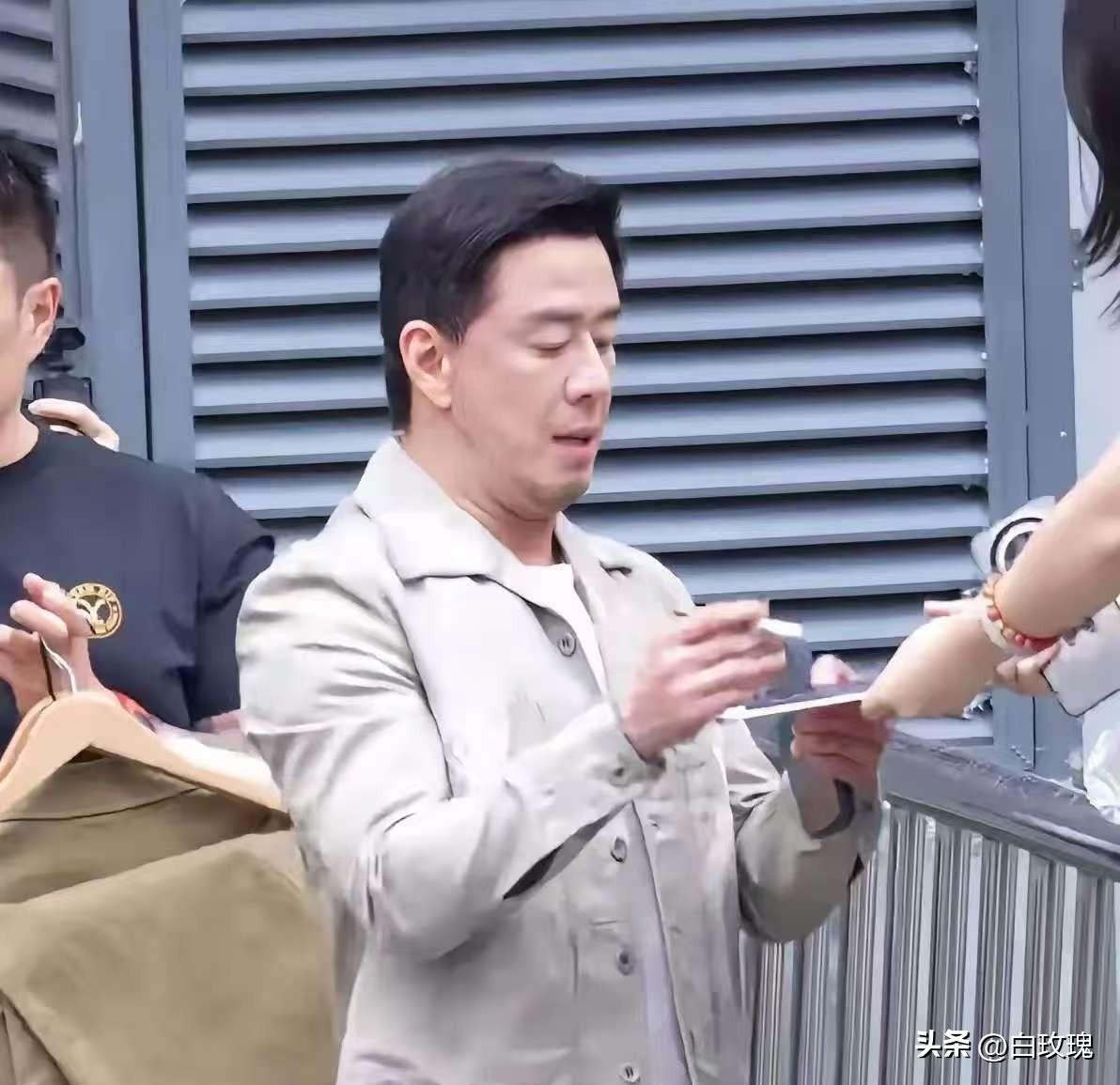 杨坤，变得不敢认了！
6月19日端午节，有网友晒出了偶遇杨坤的照片，好久不见的他