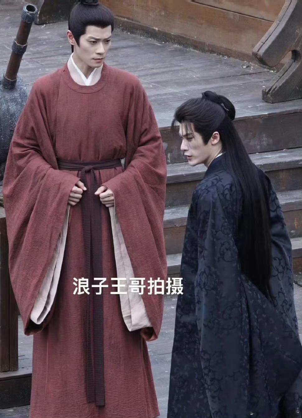 檀健次曹骏同框路透檀健次气质出众，曹骏状态清爽大方，两大帅哥同框格外养眼 