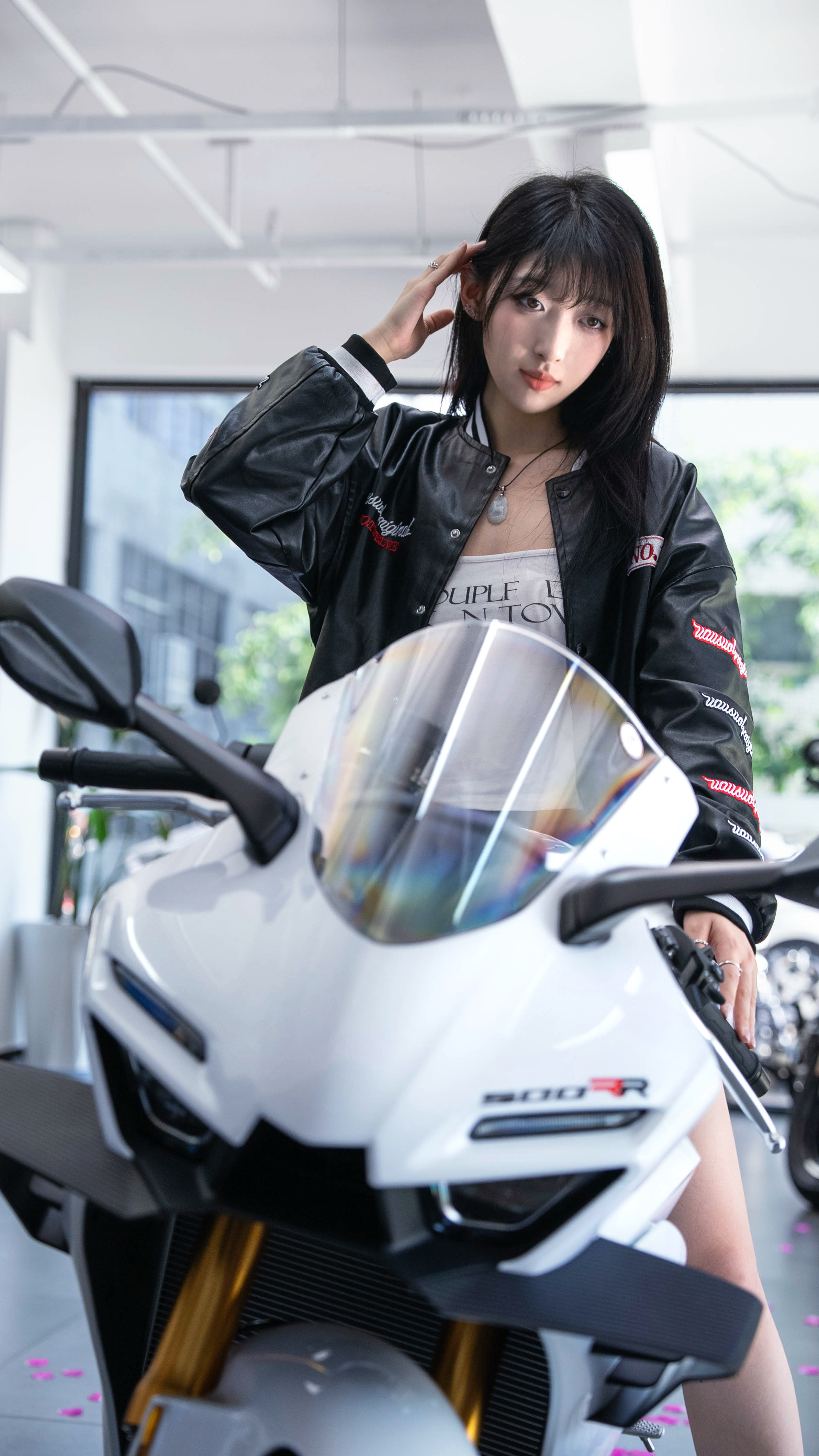 张雪机车捷克站夺冠赛季第四冠，瓦伦丁·德比斯从第6追到了第1。捷克站车友们又开心