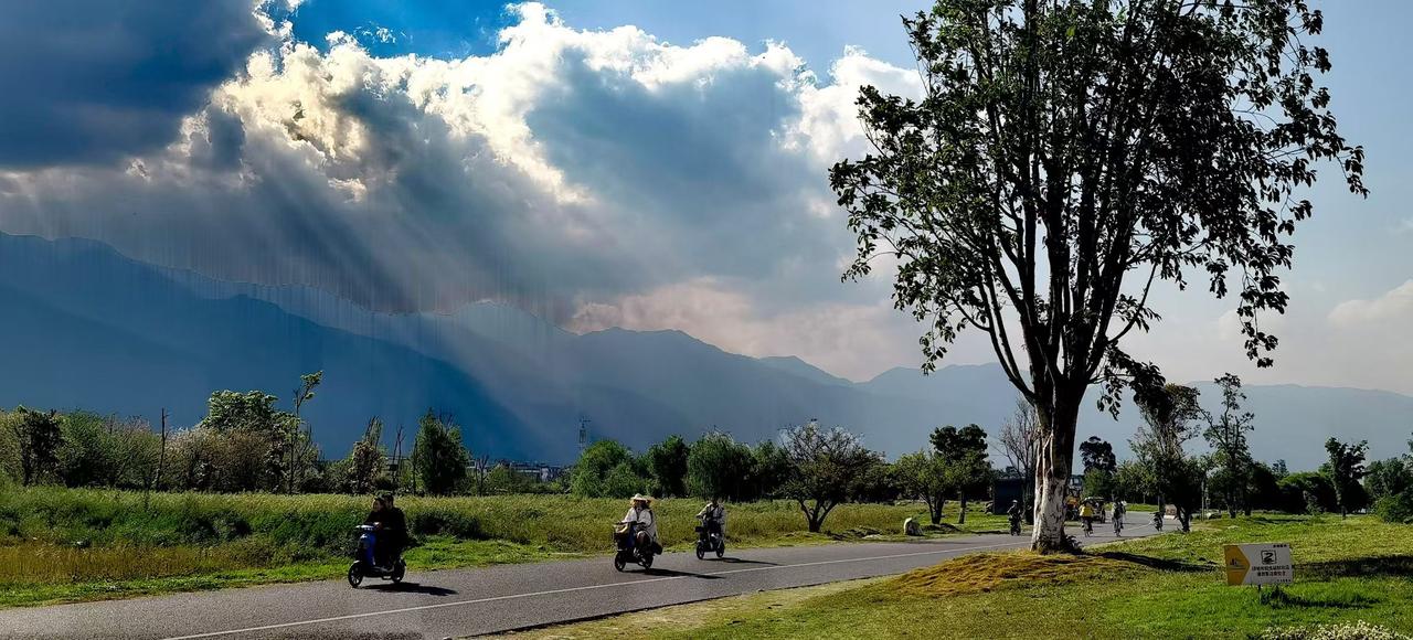 风推着云在山巅流浪，路是大地的琴弦，骑行的人把自己弹成了自由的音符。
⛰️ 云隙