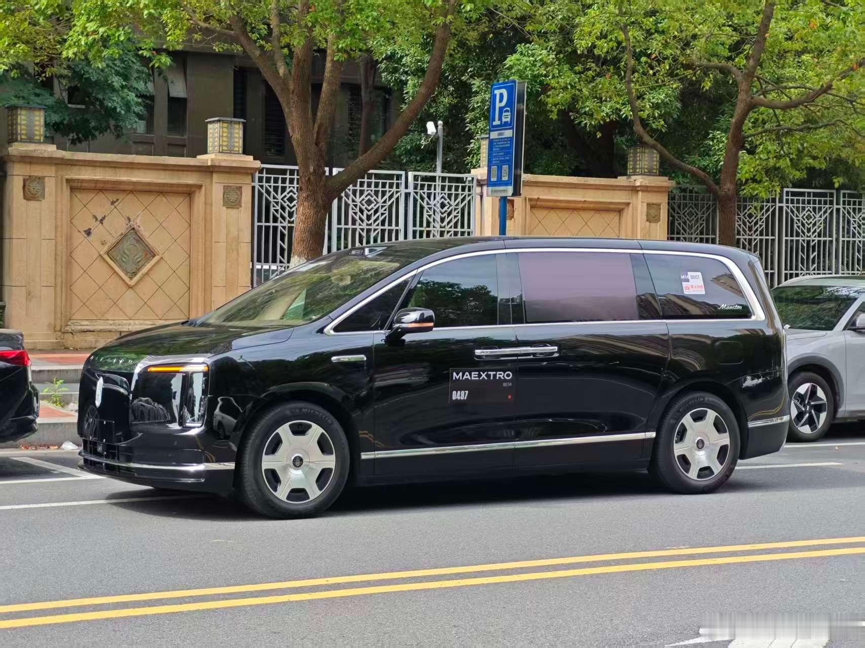 尊界V800 和 V680开启预售23天，累计订单就已经突破10000台，其中高