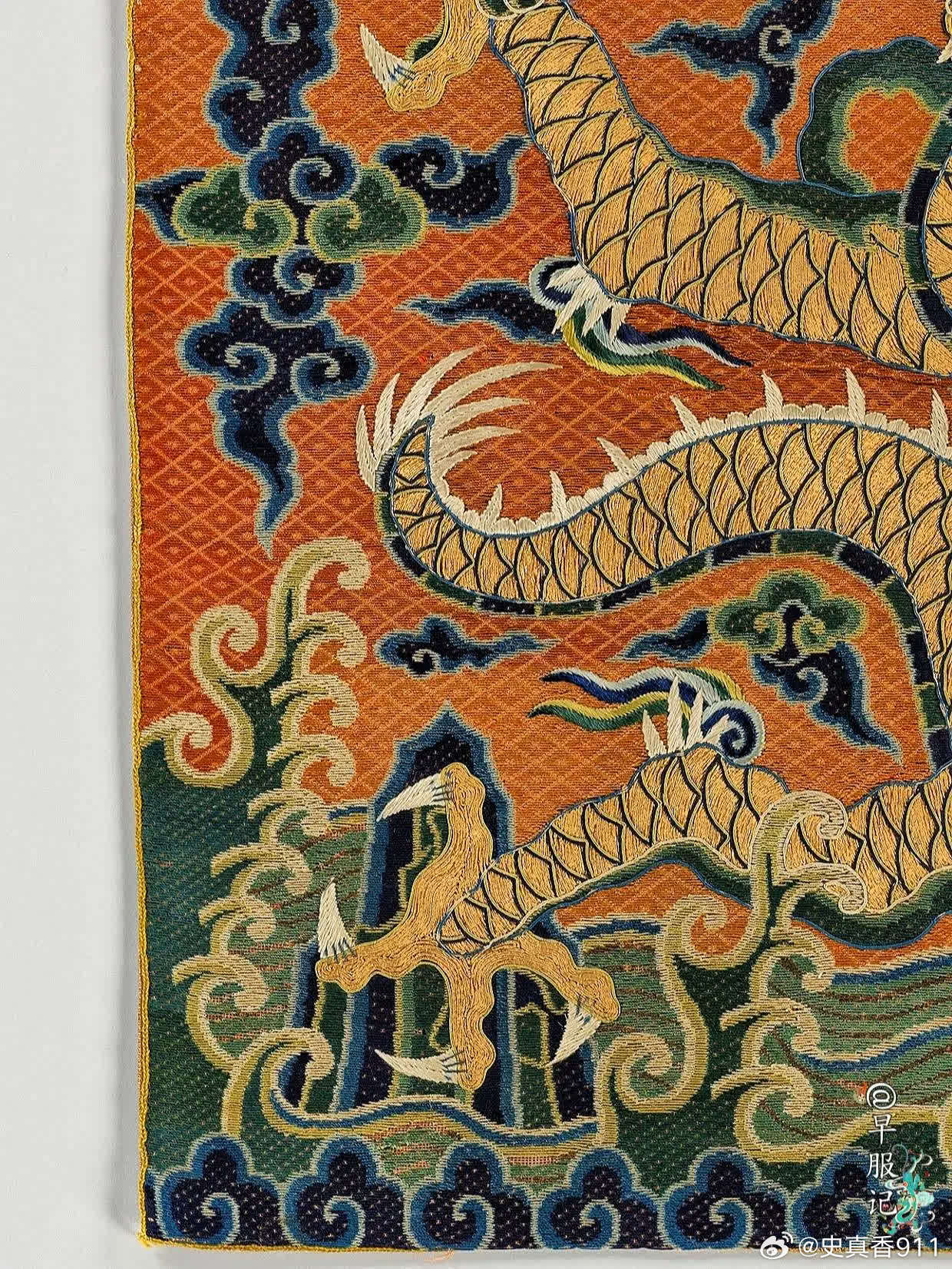 美国纽约大都会艺术博物馆藏：【中国•明万历•洒线绣斗牛方补】，是极为罕见、贵重的