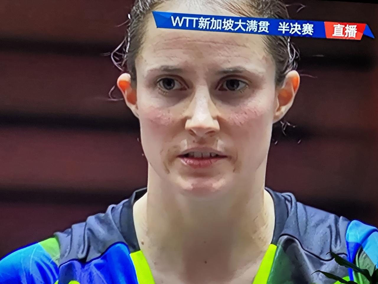 2026 W TT新加坡大满贯乒乓球女单半决赛拉开序幕了。

首场比赛对决双方是