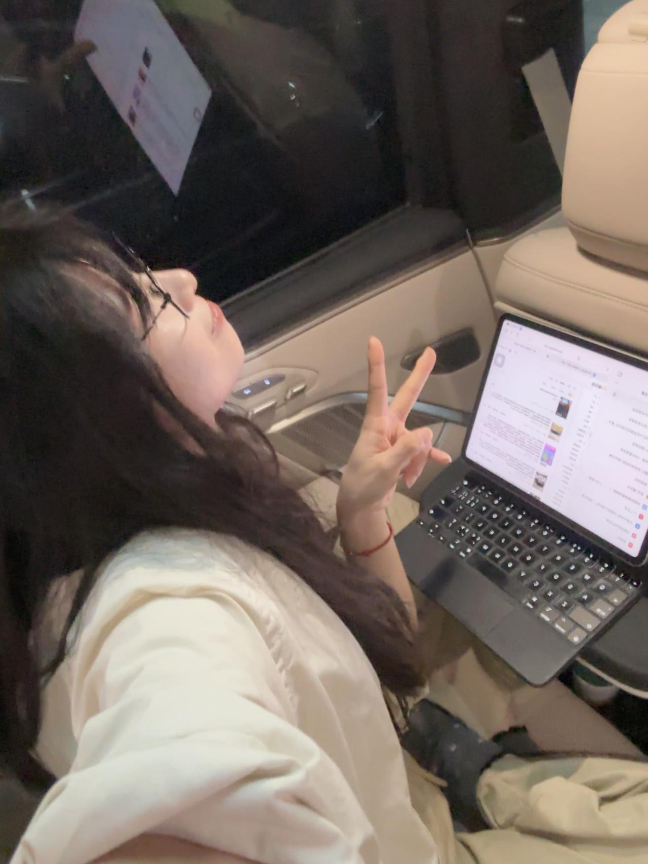 我发现了一个超级无敌舒服的办公新场景
就是我的乐道L90，后排小桌板配上我的小i