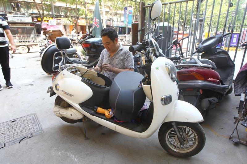 河南店主在上海卖早餐被全网催开门河南商丘的王先生在上海浦东新区经营一家河南风味早