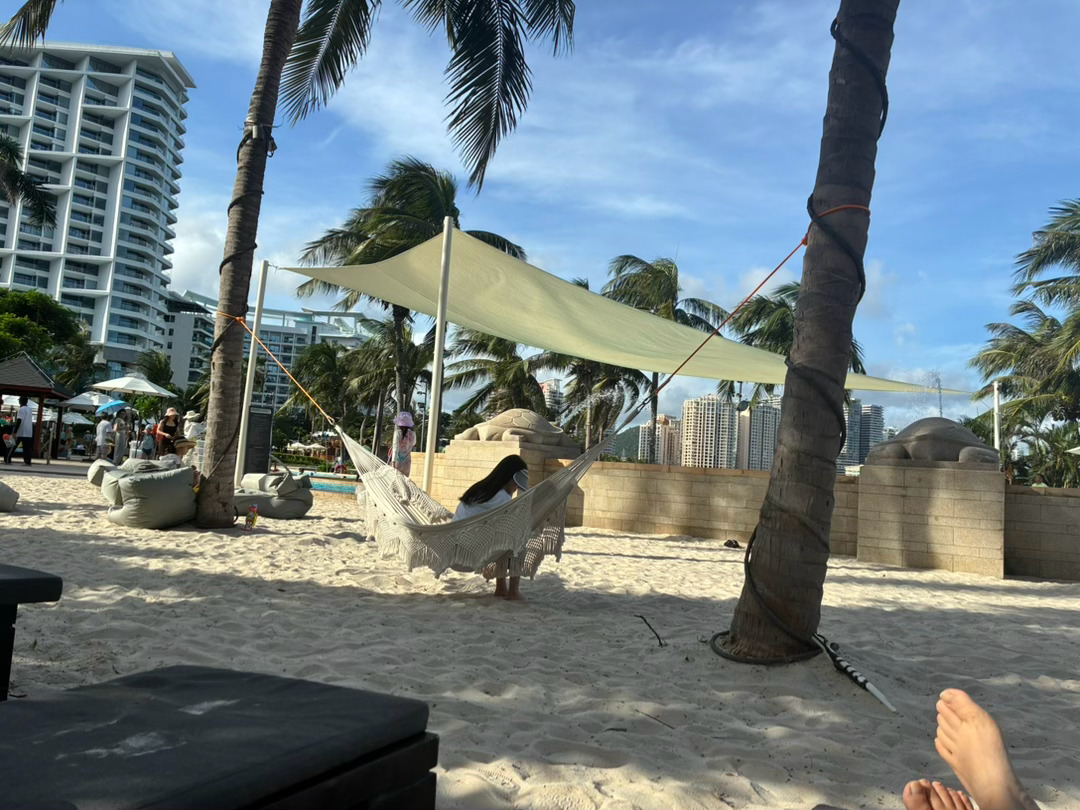 海南要是没那么热，我就还是想待。三亚的海滩🏖️热的我眼冒金星，只想赶快找个凉快