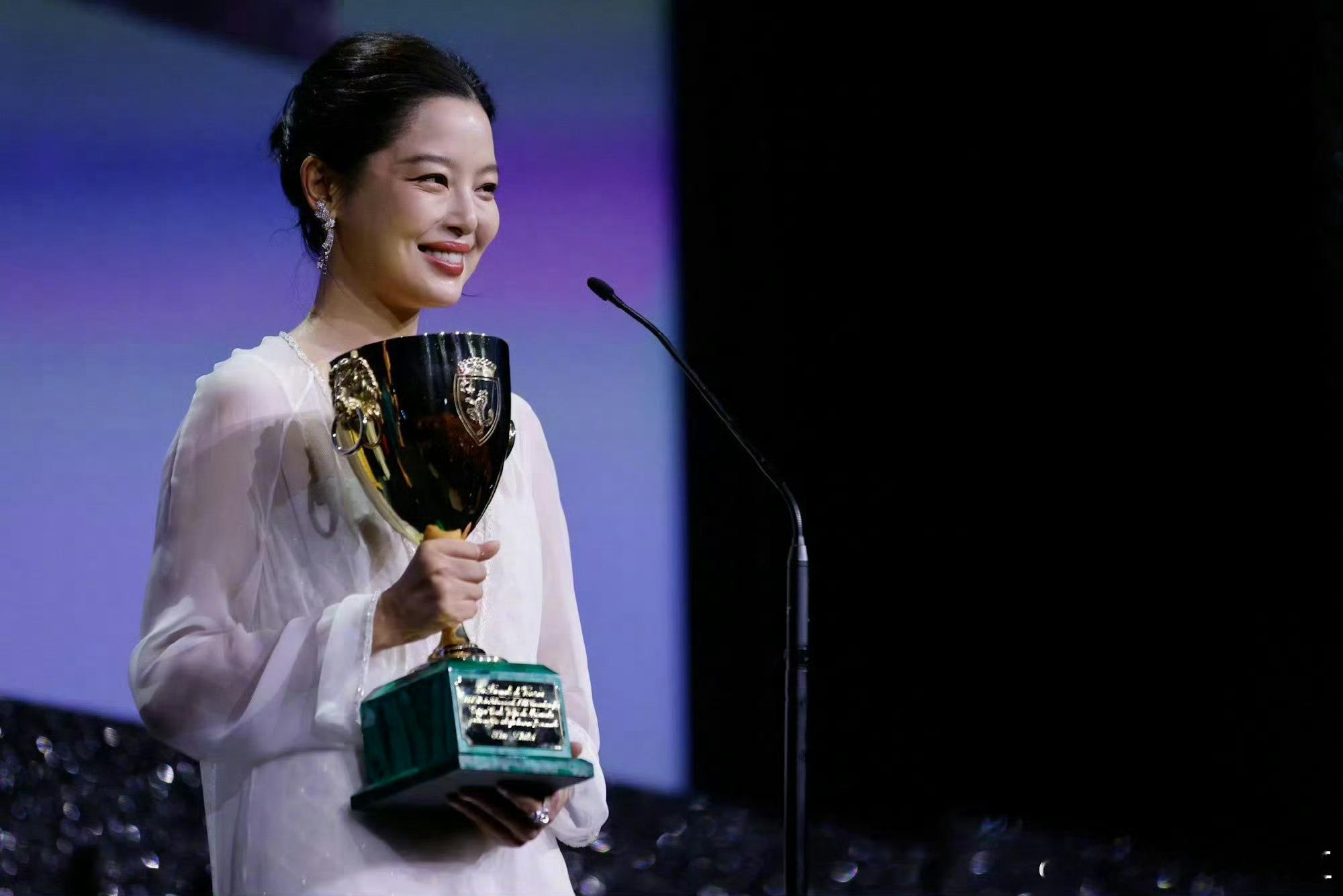 辛芷蕾威尼斯影后 辛芷蕾获奖发言：“我想对所有女孩说一声：只要有梦想，就大胆去想
