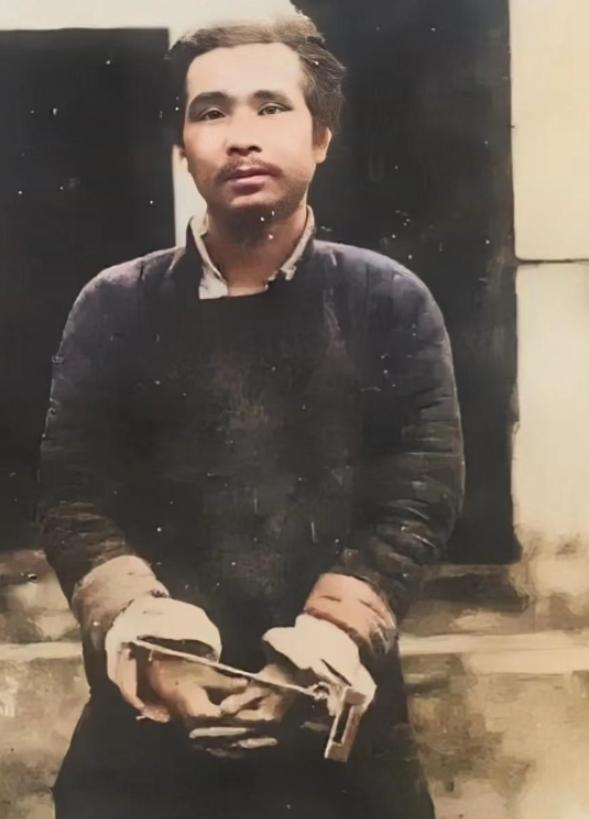 看到这张照片时，他的家人都泪目了！这是临刑前，家人买通狱卒，请人给他拍的，此前，