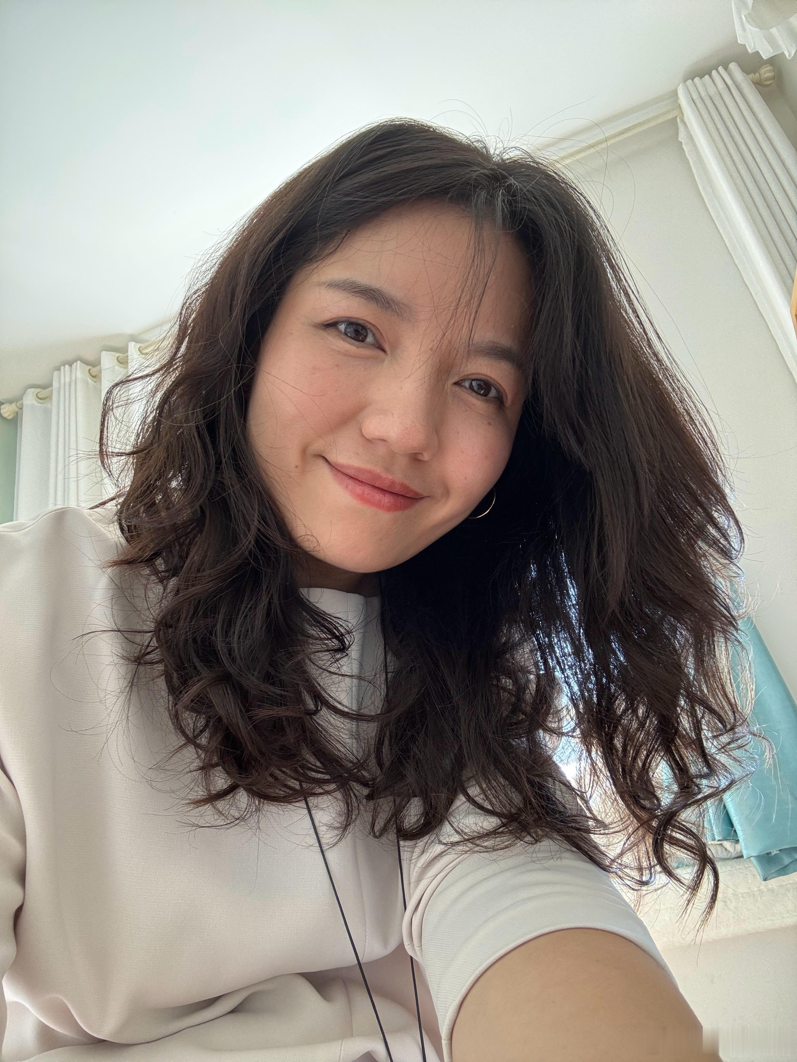 🌸最近在穿经济上行期时买的好衣服一套米色三醋酸，贼拉显瘦随便一穿，气场2米。原